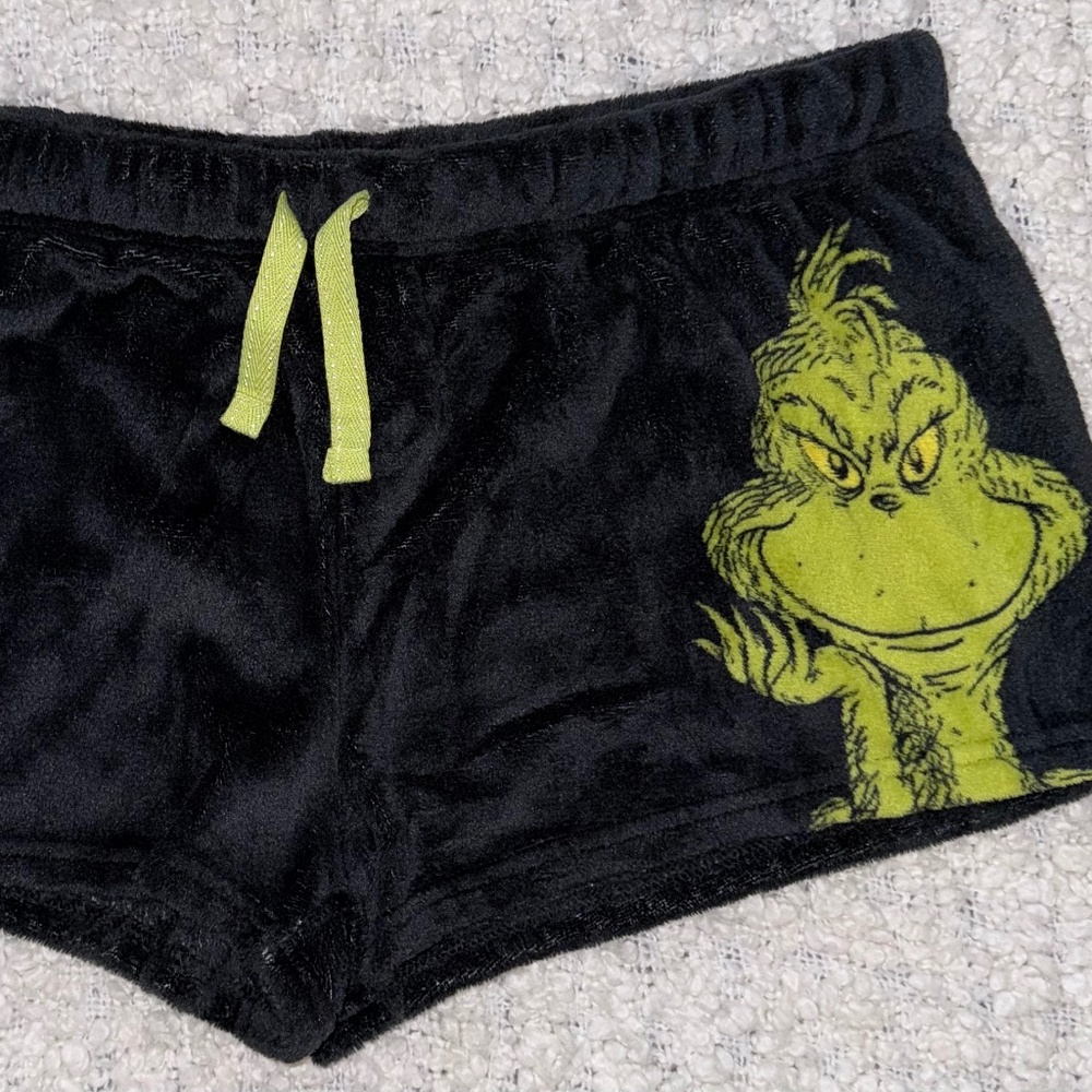 Adorable black velvet Grinch lounge shorts in XXL (16-18)!